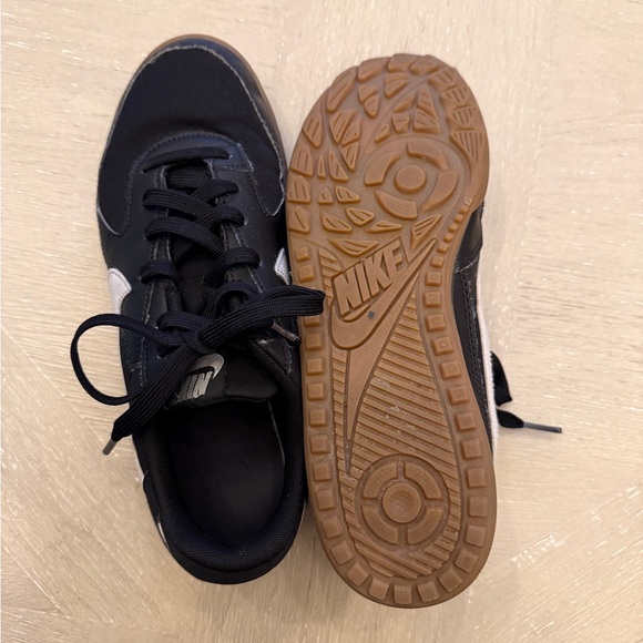 Nike Big Kids Black and White Sneakers with Brown Sole Terra Manta - Picture 6 of 8